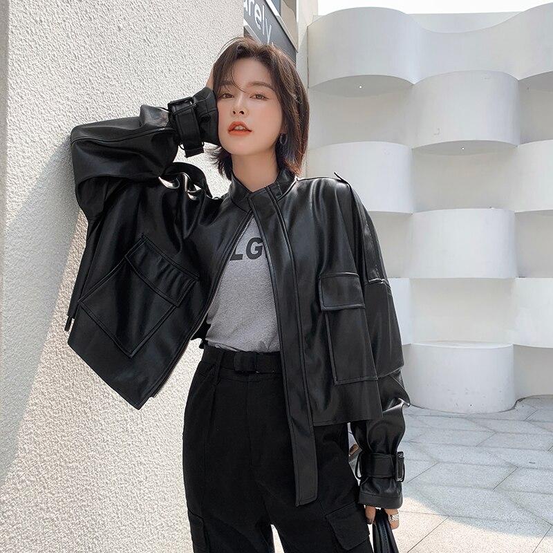 Damska kurtka skórzana w stylu boxy, czarna, oversize, idealna na rockowy look i codzienną modę.