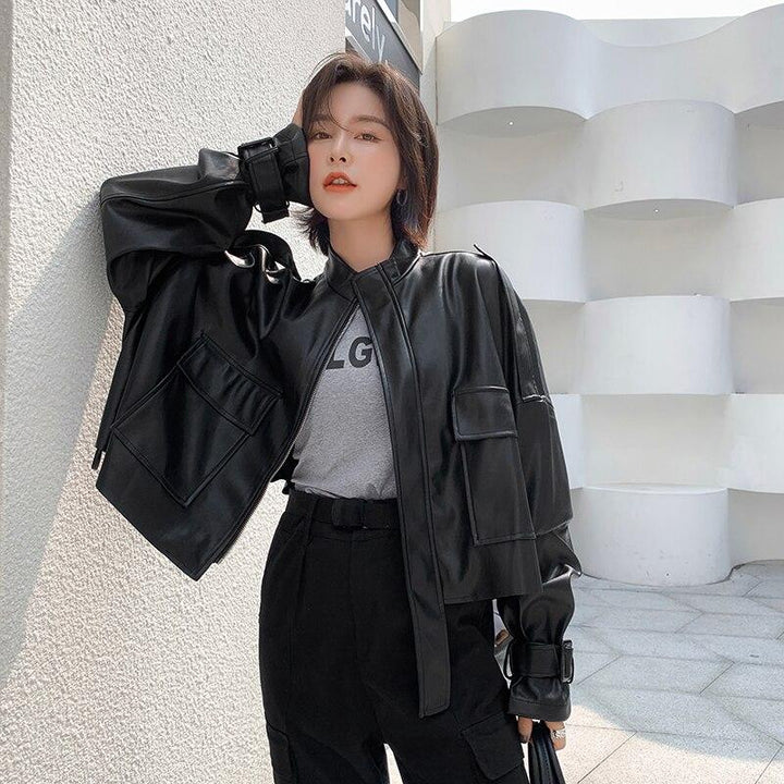 Damska kurtka skórzana w stylu boxy, czarna, oversize, idealna na rockowy look i codzienną modę.