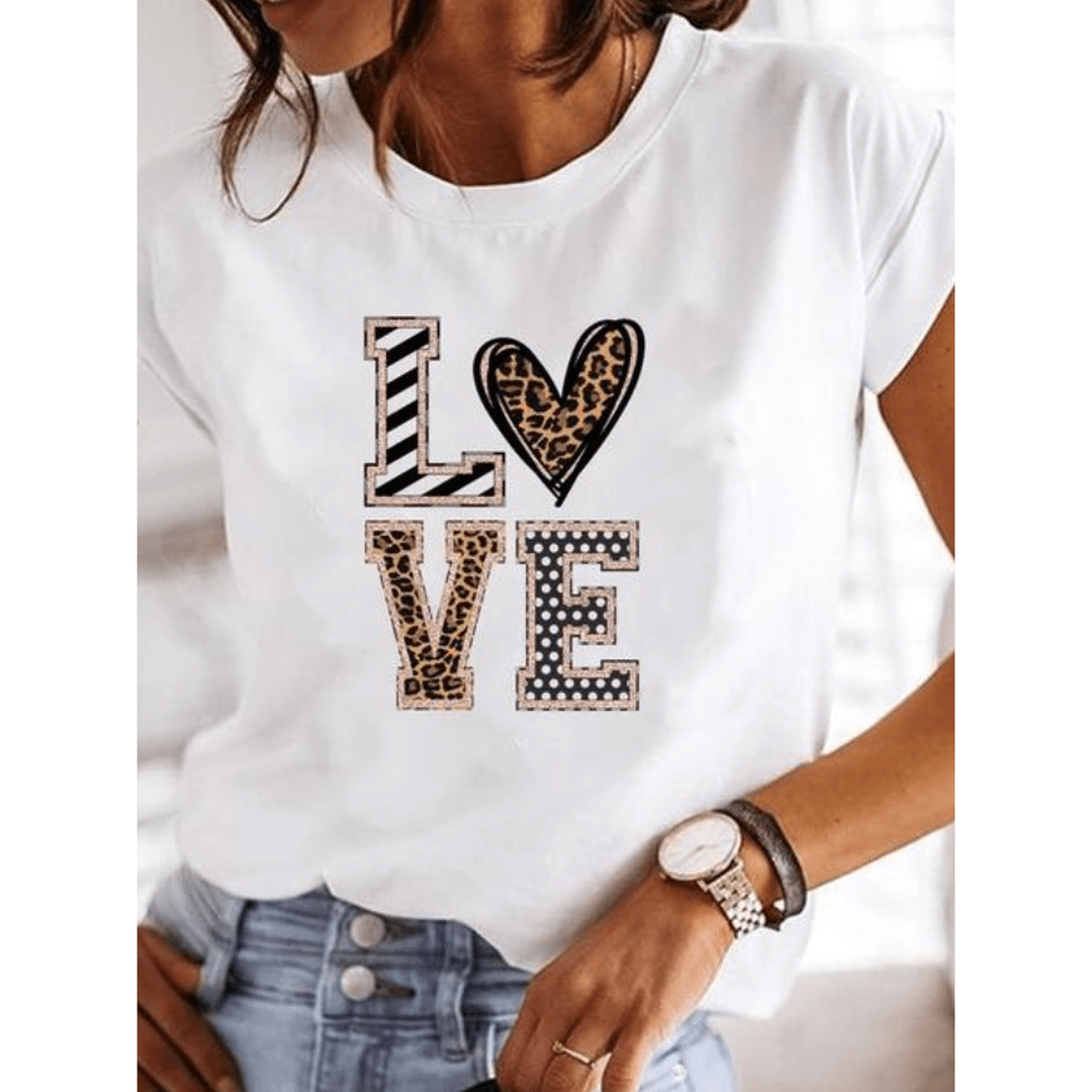 Modny damski T-shirt casual na lato i wiosnę. Krótki rękaw, okrągły dekolt, wzór w serca i kwiaty.