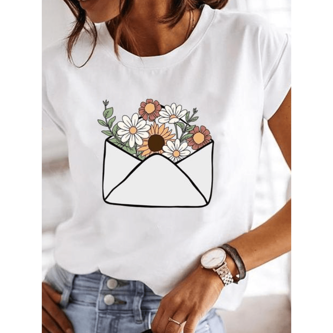 Wiosenny damski T-shirt z unikalnym wzorem w kwiaty i serca. Komfortowa bluzka z krótkim rękawem.