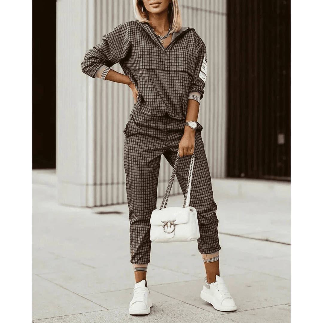 Damski komplet: bluza i spodnie z prostymi nogawkami. Wygodny strój casualowy, idealny na co dzień. Moda jesień/wiosna.