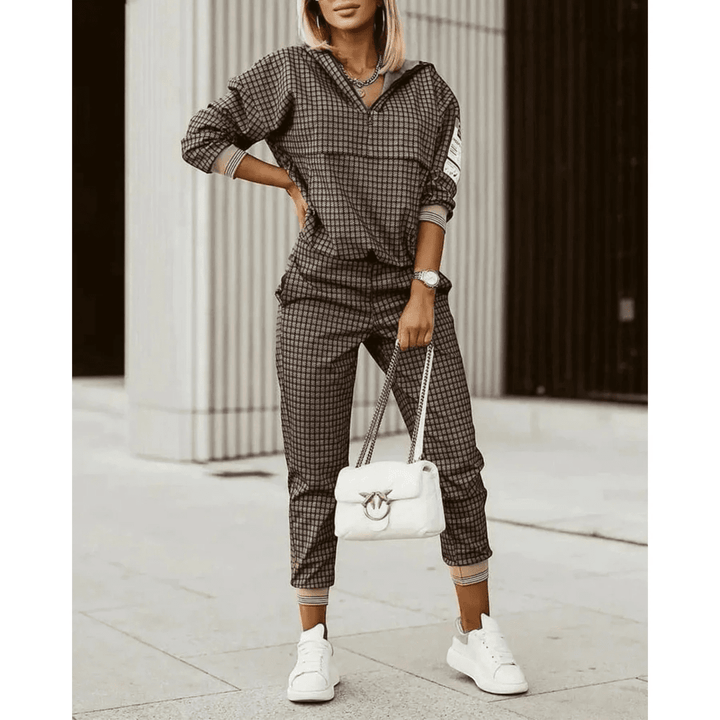 Damski komplet: bluza i spodnie z prostymi nogawkami. Wygodny strój casualowy, idealny na co dzień. Moda jesień/wiosna.