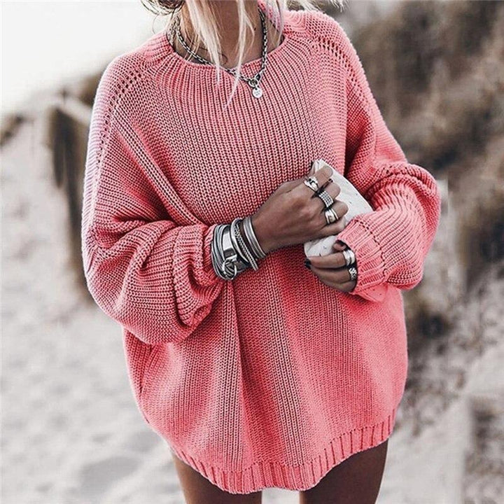 Elegancki dziergany sweter damski oversize. Ażurowe rękawy dodają lekkości i nowoczesnego stylu jesienno-zimowego.