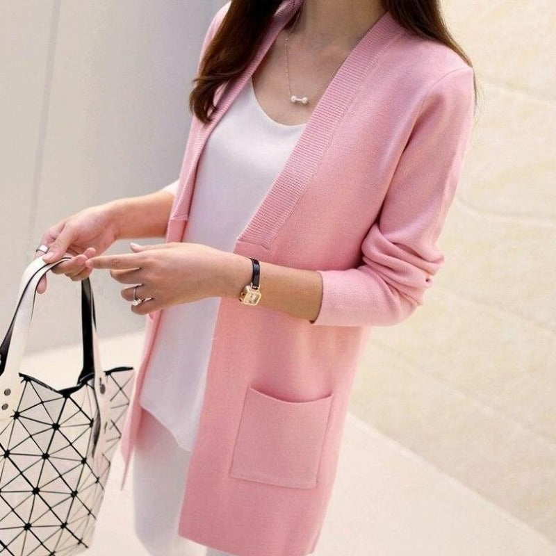 Damski kardigan slim fit z dzianiny, rozpinany, z wygodnymi kieszeniami. Elegancki sweter damski.