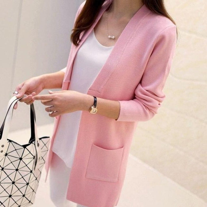 Damski kardigan slim fit z dzianiny, rozpinany, z wygodnymi kieszeniami. Elegancki sweter damski.