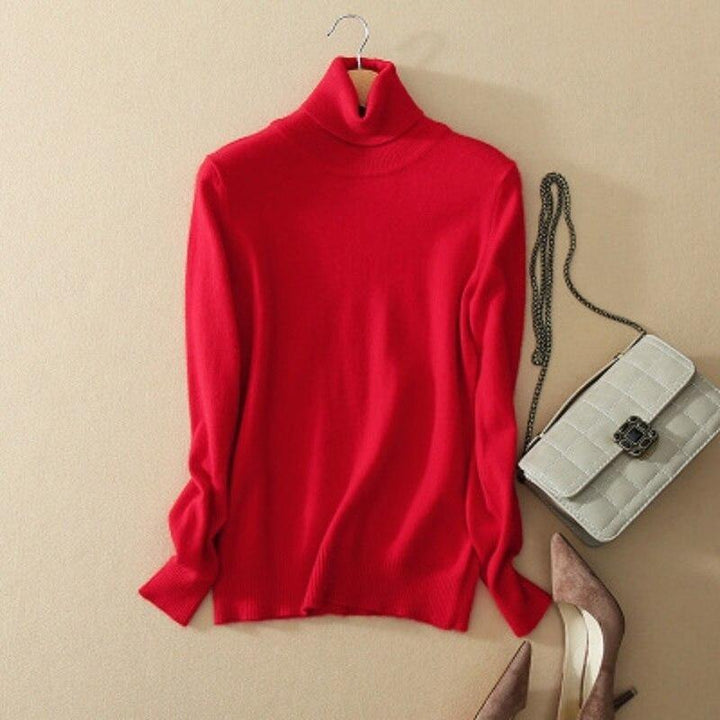 Modny damski sweter z golfem, dopasowany krój podkreślający figurę, must-have na zimę.