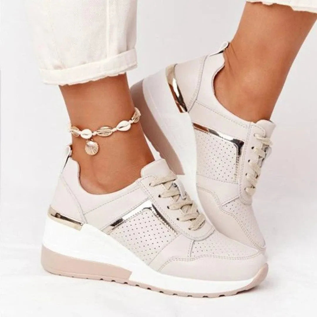 Damskie białe sneakersy z perforacją, idealne na wiosnę i lato. Modne, wygodne codzienne obuwie.
