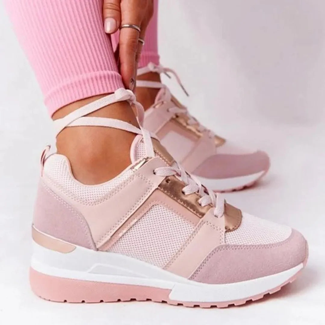 Modne damskie sneakersy z perforowanej cholewki, zapewniające komfort. Stylowe białe buty na co dzień.
