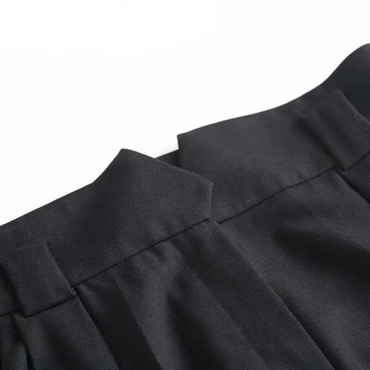 Damskie spodnie paperbag z wysokim stanem, czarne, dopasowane, do casualowych i formalnych outfitów.