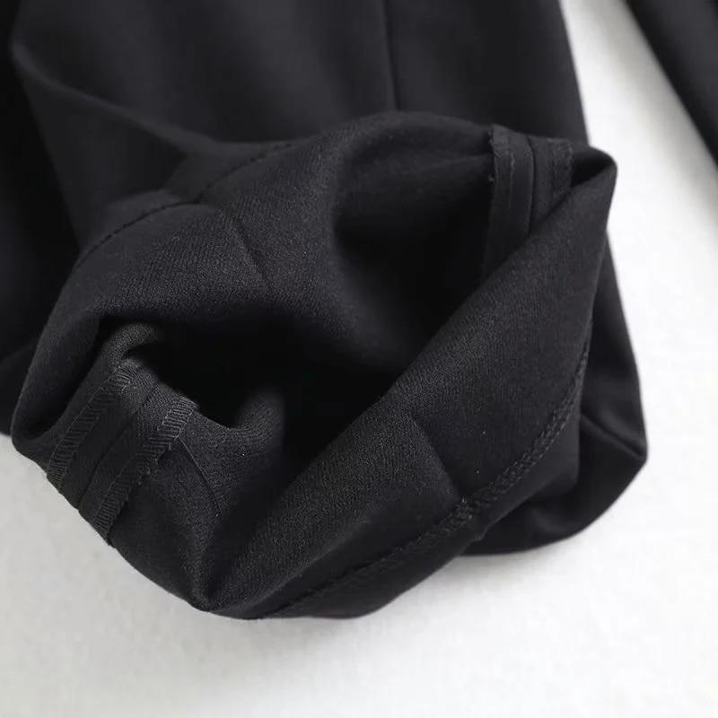Czarne damskie spodnie paperbag – uniwersalny element garderoby do eleganckich i codziennych outfitów.