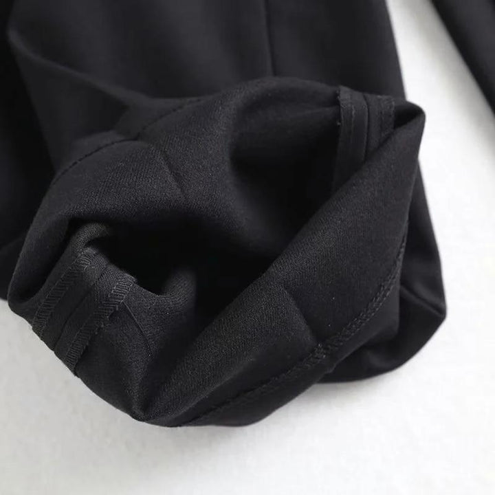 Czarne damskie spodnie paperbag – uniwersalny element garderoby do eleganckich i codziennych outfitów.