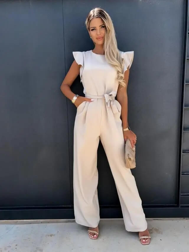 Kombinezon damski z paskiem w talii i eleganckimi falbanami. Modna stylizacja na co dzień i na wyjście.