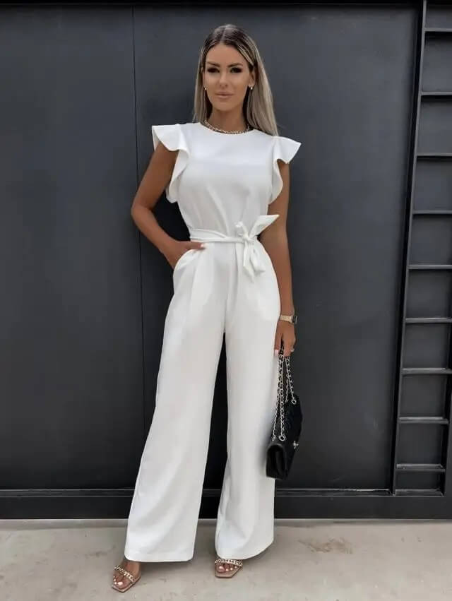 Stylowy kombinezon damski z modnymi falbanami i paskiem. Wygodna stylizacja na co dzień.