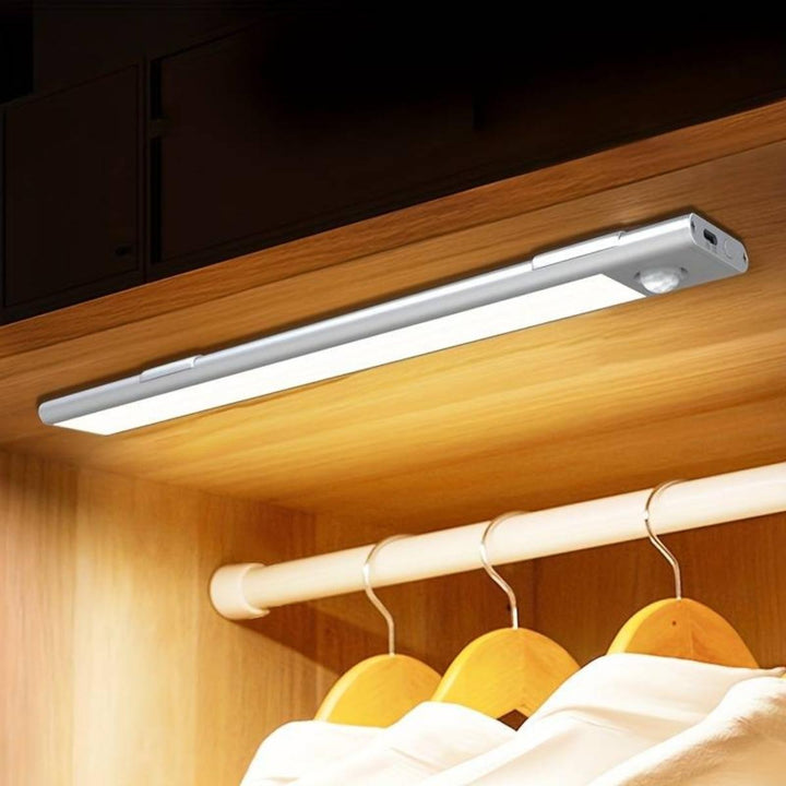 Magnetyczna lampa LED z czujnikiem ruchu do szafy. Bezprzewodowe, inteligentne oświetlenie ciemnych miejsc.