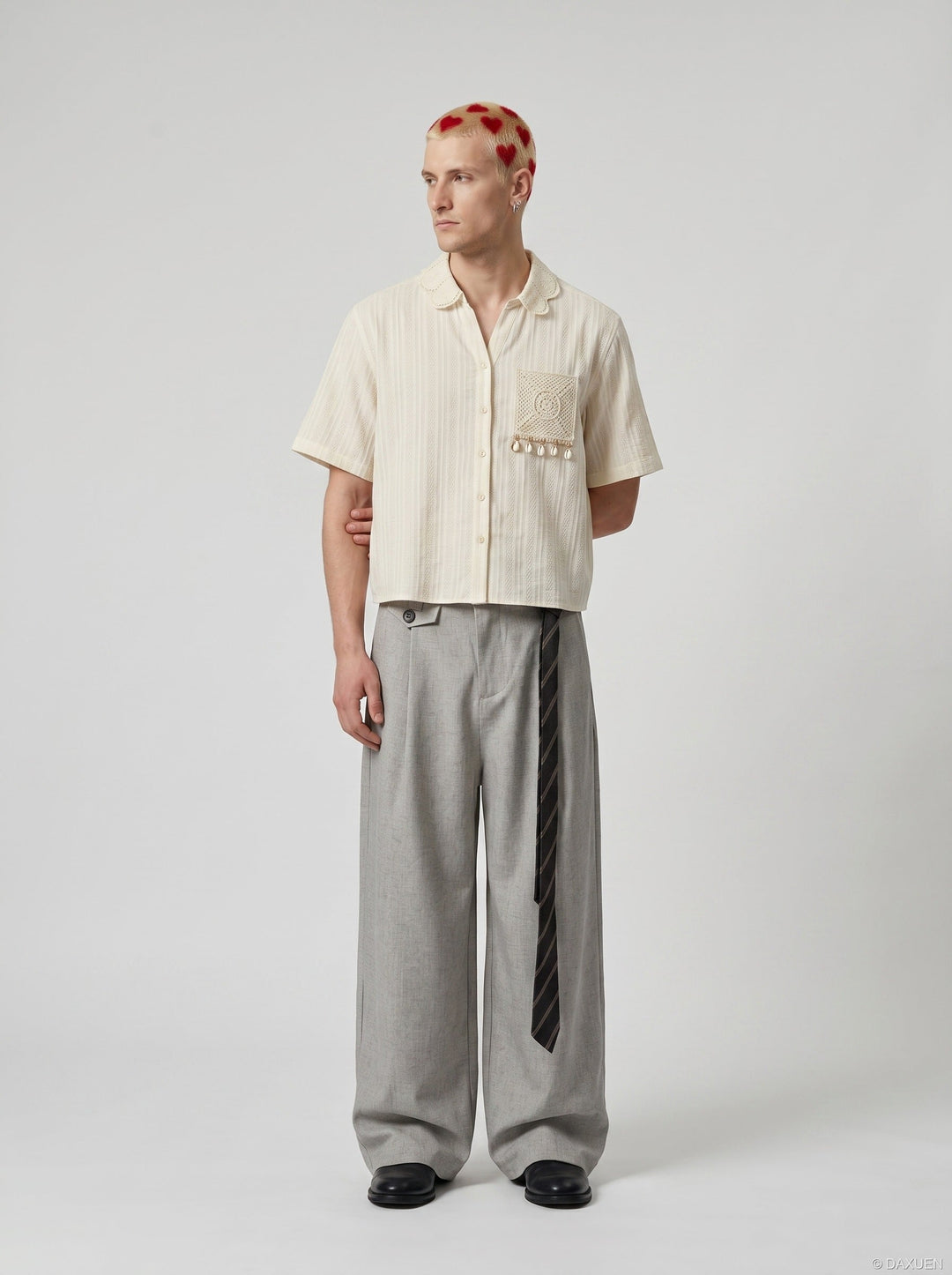 Kremowa koszula damska haftowana z muszelkami, idealna na lato i wakacje. Krótki rękaw, styl boho.