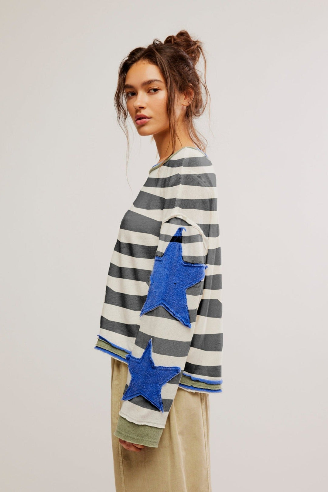 Uniwersalna bluza damska oversize z gwiazdą. Idealna na co dzień, na luźne wyjścia. Komfort i styl.
