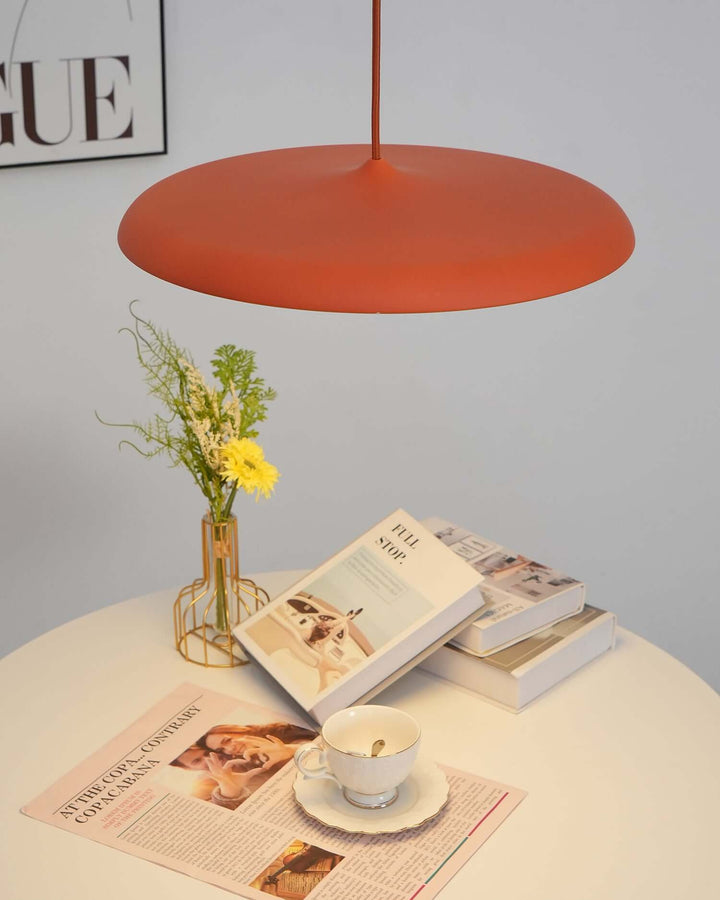 Oświetlenie LED sufitowe. Minimalistyczna lampa wisząca, idealna do wnętrz w stylu modern.