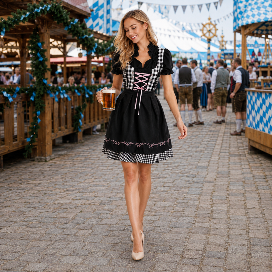 Modelka prezentuje damską sukienkę Dirndl tyrolską w czerwono-czarną kratę, idealną na uroczystości Oktoberfest.
