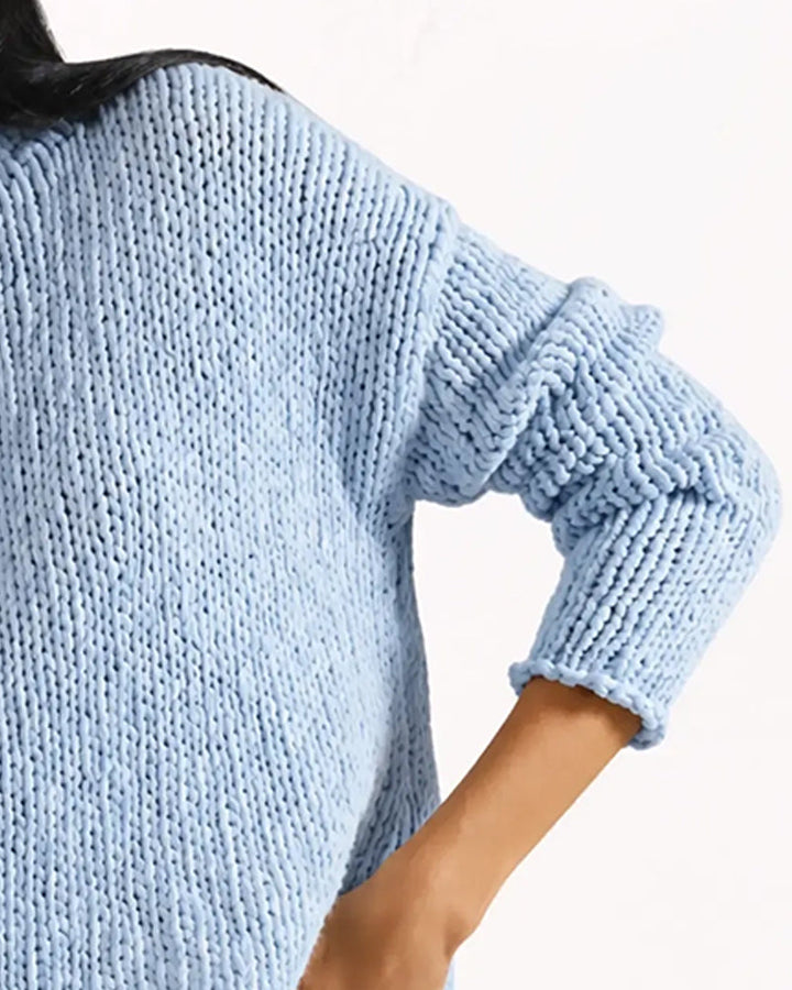 Krótki sweter damski w stylu casual, z gładkiego materiału, okrągły dekolt.