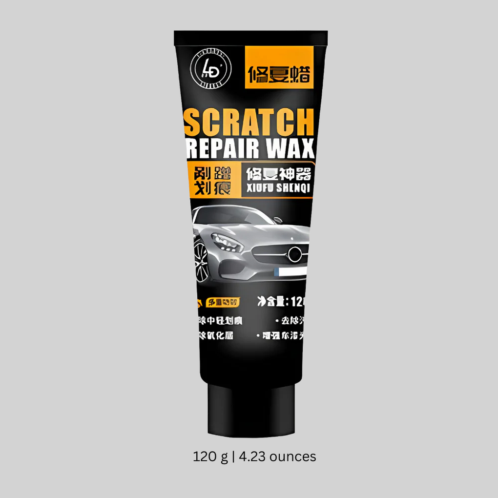 Nakładanie pasty do usuwania rys na lakier samochodu. Auto detailing, naprawa i polerowanie zarysowań.