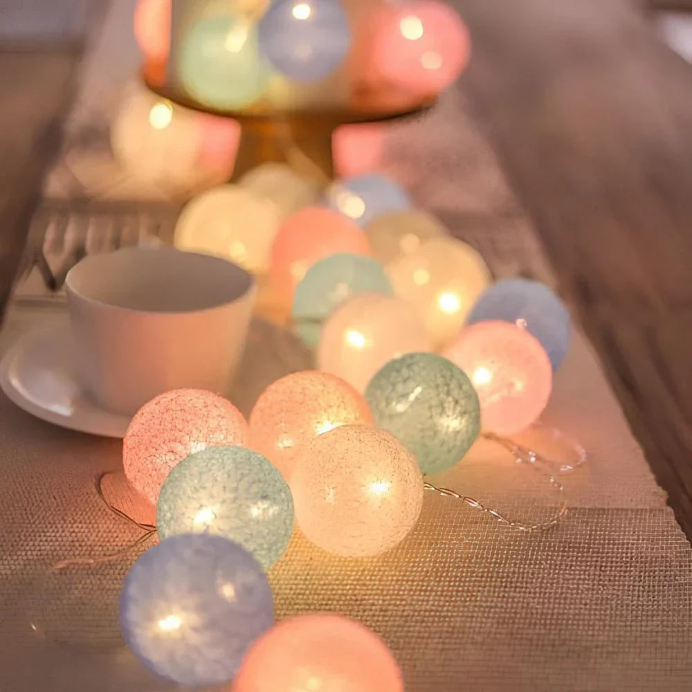 Girlanda LED kulki LumaBreeze, ciepłe oświetlenie nastrojowe do dekoracji domu i wystroju wnętrz.