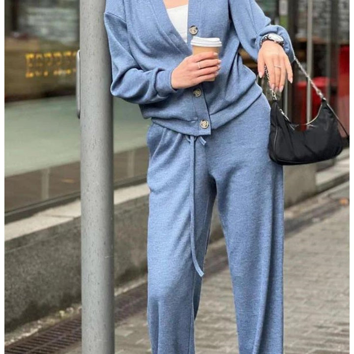 Detal kroju damskiego kompletu sweterkowego z wełny. Elegancki, modny i wygodny. Jesień/zima.