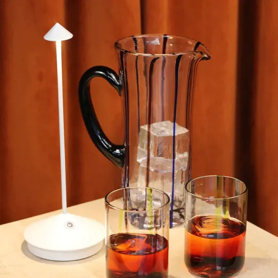 Designerska lampa stołowa LED do salonu. Eleganckie oświetlenie, nowoczesny akcent.