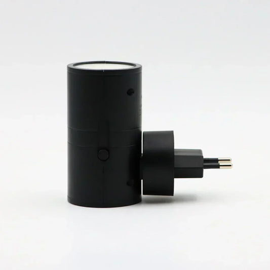 "Dimbare LED nachtlamp, zwart/wit, elegant design met dag-nachtsensor. Past in elk stopcontact voor warme, rustgevende gloed.
