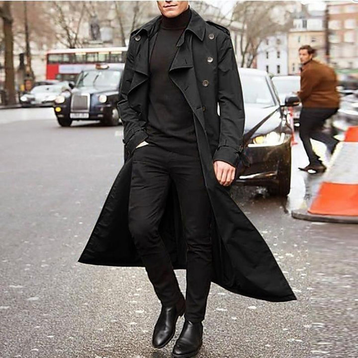 Klasyczny długi płaszcz trencz męski. Elegancka odzież jesienna i wiosenna w stylu vintage dla mężczyzn.