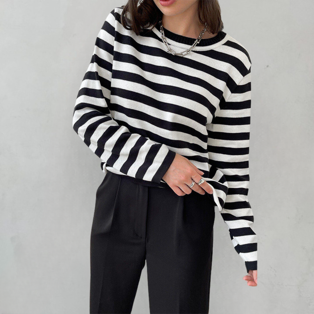 Modny damski sweter Stella w paski. Połączenie szyku, komfortu i ponadczasowego designu.