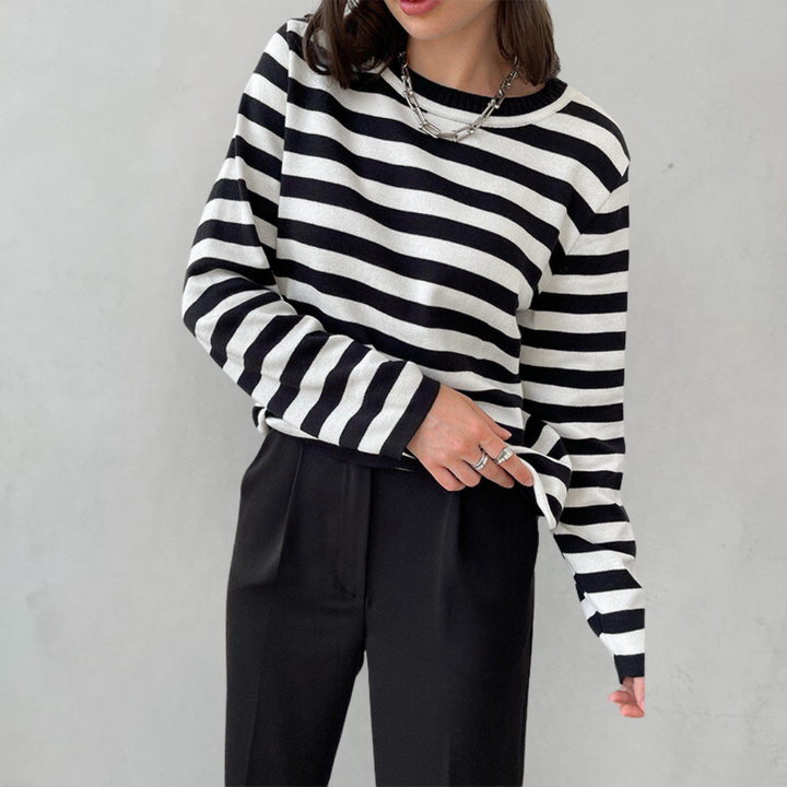 Modny damski sweter Stella w paski. Połączenie szyku, komfortu i ponadczasowego designu.