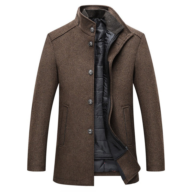 Szary męski płaszcz zimowy, klasyczny, elegancki. Modny outerwear na chłodne dni, zapewnia ciepło i styl.
