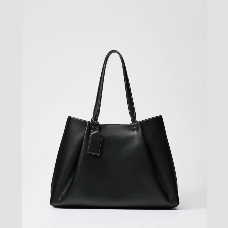 Elegancka torebka damska z górnym uchwytem. Klasyczna i modna, idealna na ramię jako dodatek do stylizacji dziennych i wieczorowych.