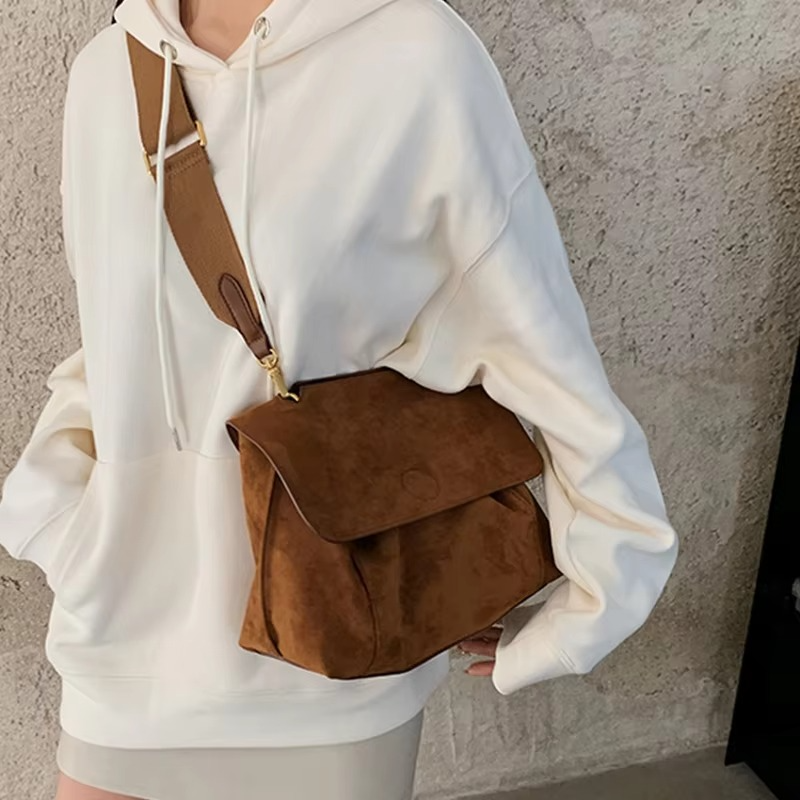 Elegancka modna torba zamszowa damska crossbody. Idealna jesienna/zimowa listonoszka na ramię.