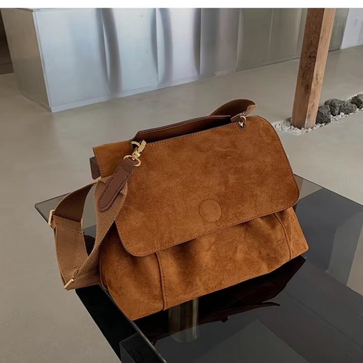 Zamszowa damska torba crossbody, listonoszka. Modny, elegancki dodatek na jesień i zimę dla kobiet.