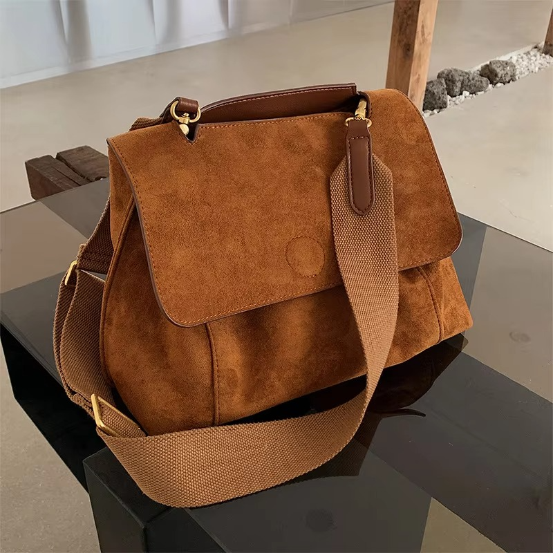 Modna damska zamszowa torba crossbody, listonoszka. Elegancka torebka na ramię, idealna na jesień i zimę.