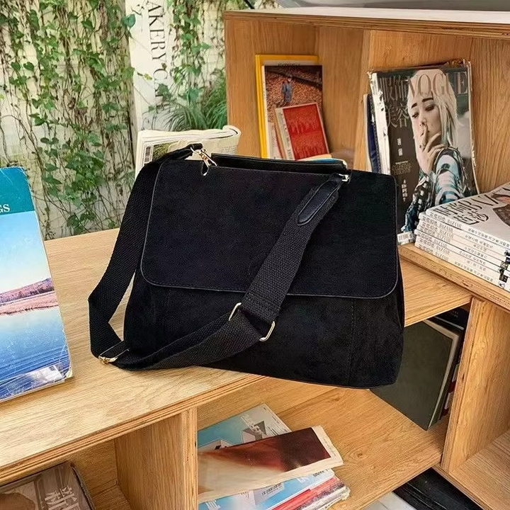 Stylowa damska listonoszka zamszowa, torba crossbody na ramię. Elegancki dodatek na jesień/zimę.