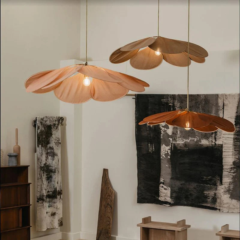 Nowoczesna lampa wisząca w kształcie kwiatu, idealna do salonu i jadalni. Designerskie oświetlenie sufitowe.