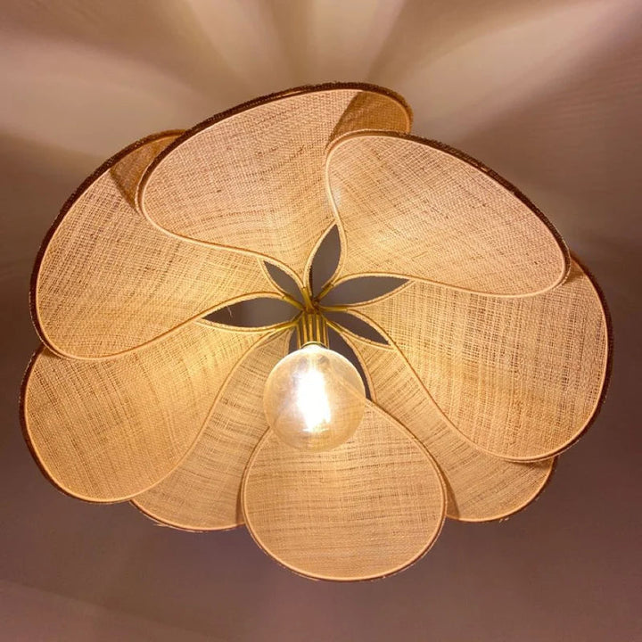 Lampa sufitowa kwiat z tkaniny i metalu, nowoczesne oświetlenie designerskie. Stylowy dodatek do wnętrz.