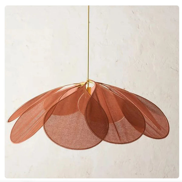 Elegancka lampa wisząca w kształcie kwiatu. Nowoczesne oświetlenie domu, designerski element wystroju wnętrz.