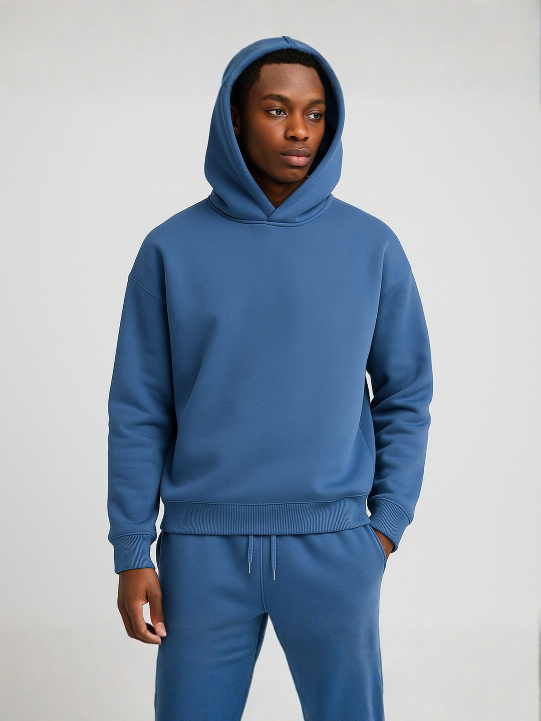 Męski dres oversize z kapturem, wygodny komplet bluzy i spodni joggerów, idealny na co dzień.