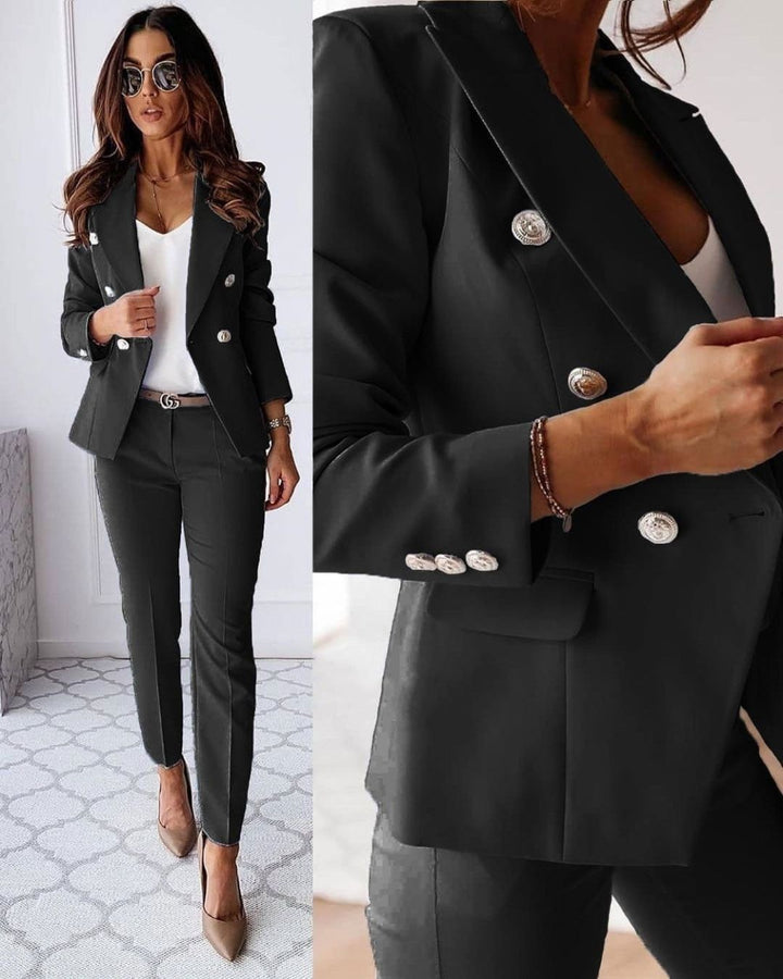 Damski elegancki zestaw slim-fit: żakiet i spodnie. Idealny do biura i na spotkania biznesowe.