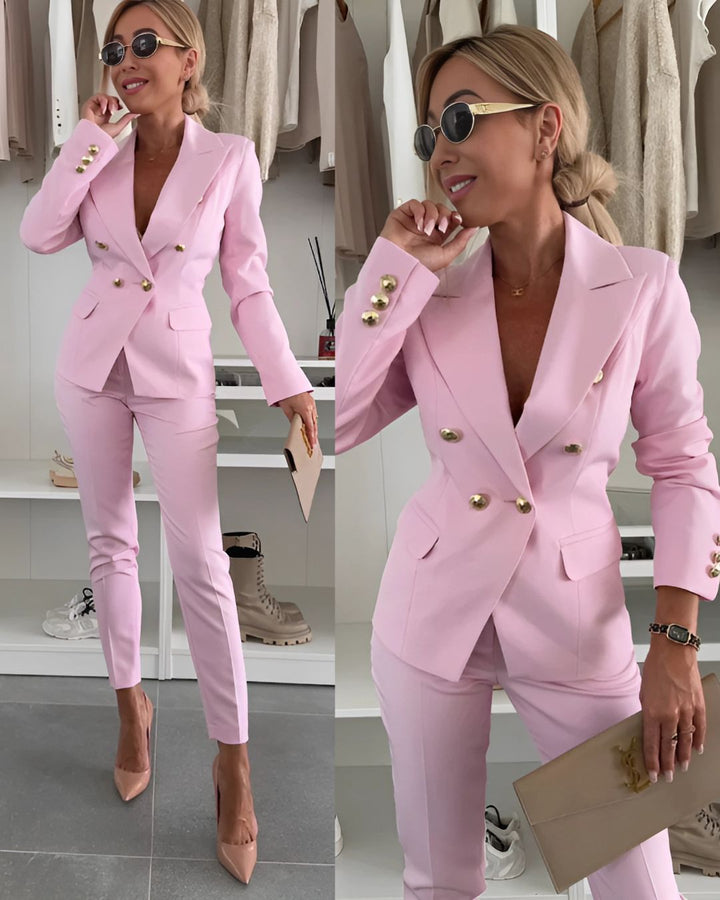 Elegancki damski komplet: żakiet i spodnie slim-fit. Nowoczesna odzież biurowa, stylizacja biznesowa.