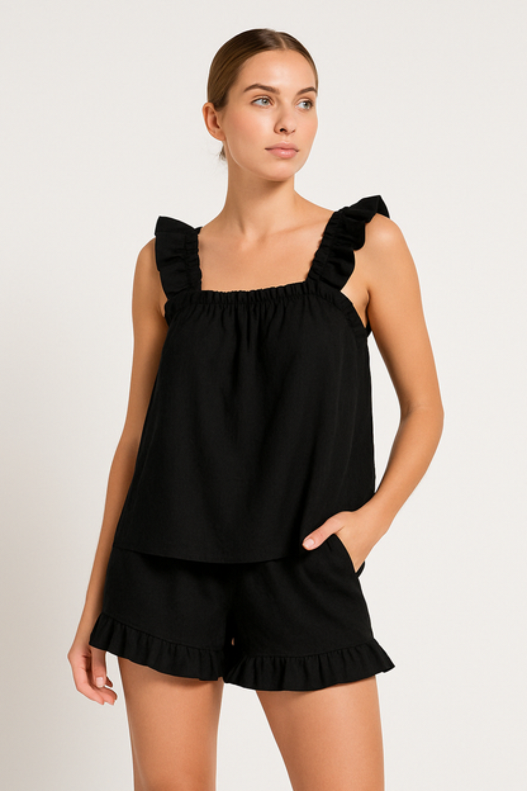 Elegancka różowa piżama damska z falbankami. Letni dwuczęściowy komplet: top i szorty, doskonały jako loungewear.
