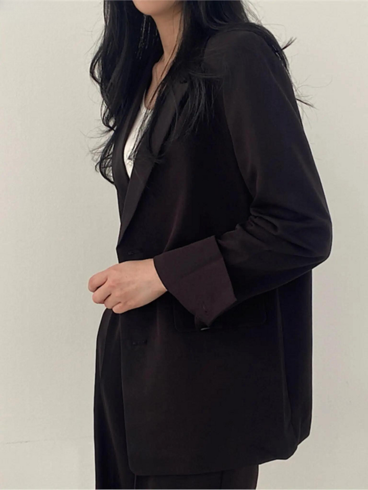 Kobieta w ruchu, prezentująca wygodę eleganckiego dwuczęściowego kostiumu Sophie. Modny garnitur damski.