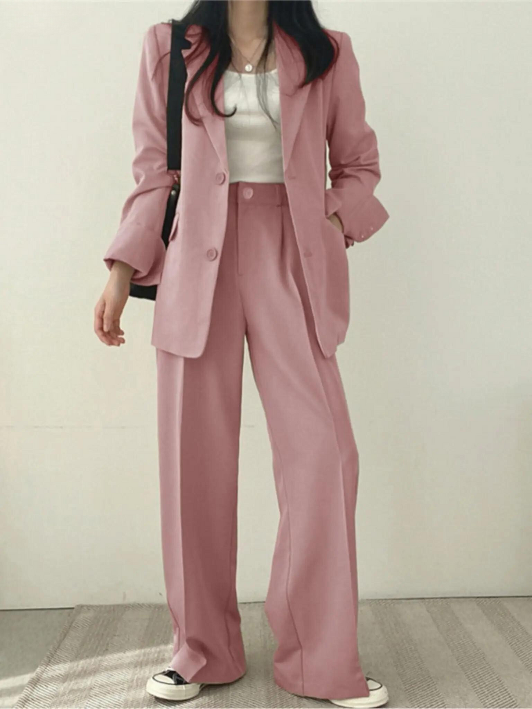 Modna marynarka od dwuczęściowego kostiumu damskiego Sophie. Stylowa, uniwersalna i bardzo elegancka.