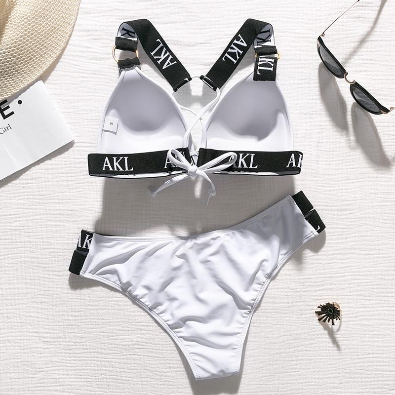 Elegancki czarny dwuczęściowy strój kąpielowy bikini dla kobiet. Modny krój, idealny na lato i plażę.