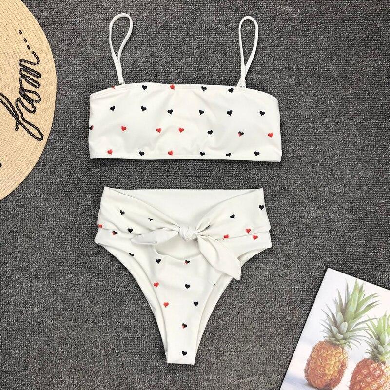 Elegancki dwuczęściowy kostium kąpielowy bikini bandeau w serca. Wysoki stan, idealny na lato.