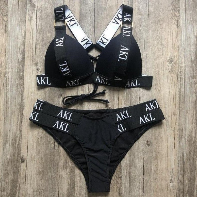 Damski strój kąpielowy bikini. Dwuczęściowy, z nowoczesnym krojem. Idealny na plażę. Letnia moda plażowa.
