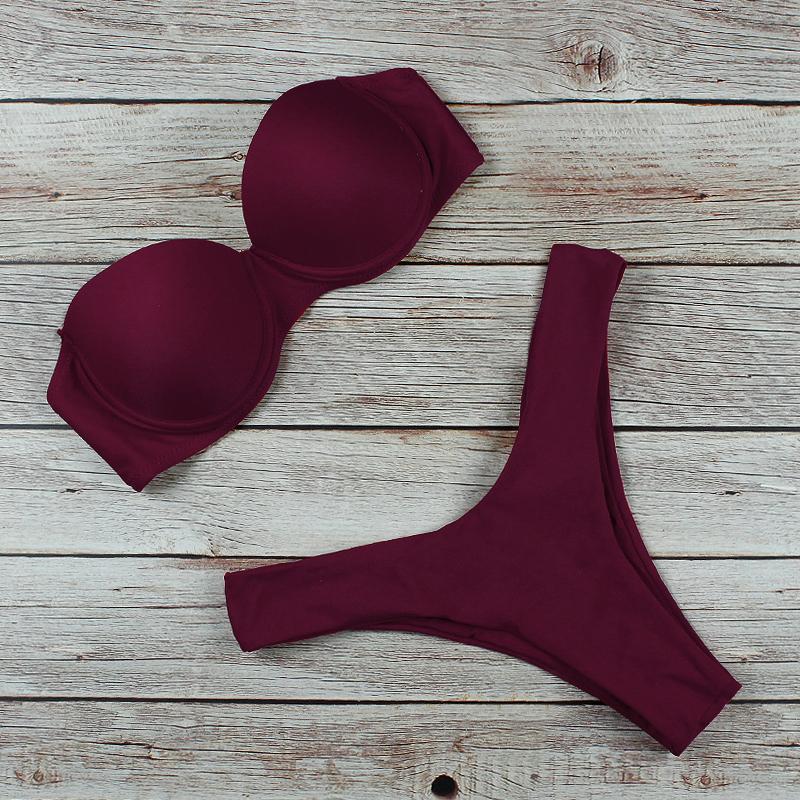 Damska moda plażowa: dwuczęściowe bikini, komfortowy i podkreślający figurę strój kąpielowy.